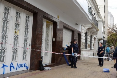 Balearon e hicieron pintadas en la sede de la Uocra en La Plata