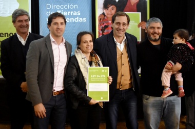 Garro participó de la entrega de más de 100 escrituras