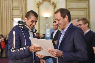 Garro encabezó la firma y entrega de escrituras para más de 400 familias