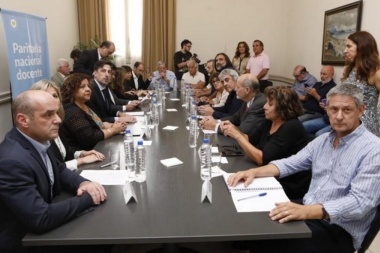 Piso nacional: docentes acordaron un salario inicial de $23 mil en marzo y 25 mil en julio