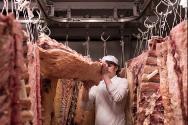 Massa prepara medidas para contener el precio de la carne
