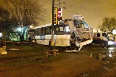 Un tren chocó  a un colectivo en Mariano Acosta: dos muertos y 14 heridos