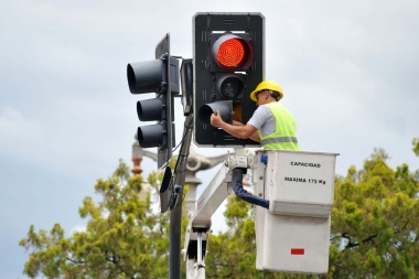 Llevan adelante un plan de modernización de semáforos en diversas arterias de la ciudad