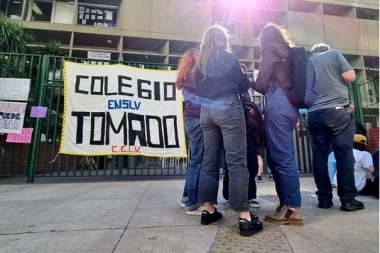 Estudiantes secundarios movilizan a la Jefatura de Gobierno