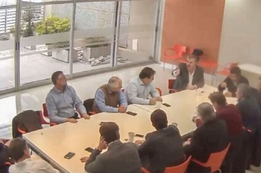 La causa por la "mesa judicial" no pasa a Comodoro Py