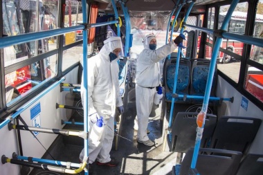 El Ministerio de Transporte autorizó a viajar parados hasta 10 pasajeros