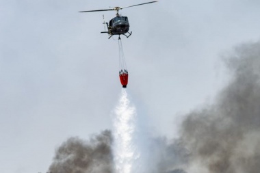 Cayó un helicóptero que combatía los incendios y murieron los ocupantes