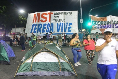 Organizaciones piqueteras mantienen el acampe sobre la avenida 9 de Julio