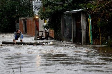 Tolosa Paz en La Plata: "Vinimos para quedarnos todo el fin de semana y asistir a los afectados"