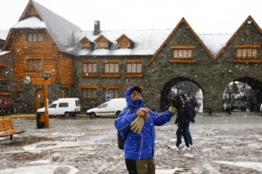 Turistas disfrutaron de la nieve en el centro de Bariloche