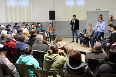 Garro participó de un encuentro con vecinos de Arana