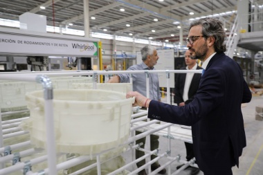 Cafiero visitó la planta de Whirlpool en Pilar que planifica exportar por 50 millones de dólares