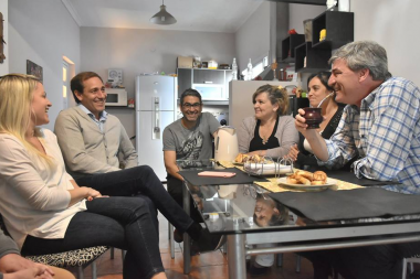 Cambiemos cerró la campaña con una ‘mateada’ con vecinos