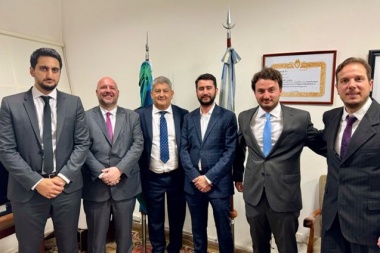 En su debut como diputado, Esper se cambió de bancada y lo retaron por leer en el recinto