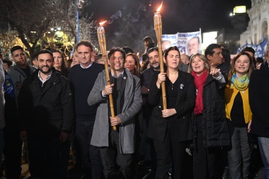 Kicillof participó de la Marcha de Antorchas en homenaje a Eva Perón