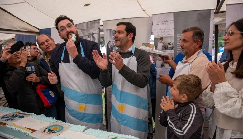 Dolores vive la Fiesta de la Torta Argentina con una torta de 450 kilos y Damián Betular como embajador