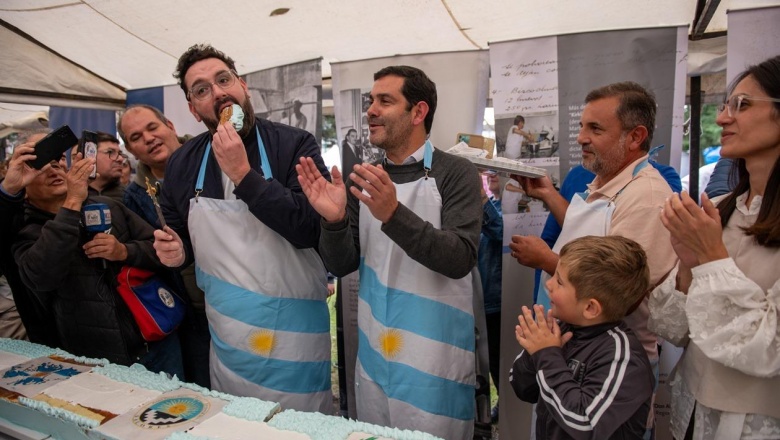 Dolores vive la Fiesta de la Torta Argentina con una torta de 450 kilos y Damián Betular como embajador