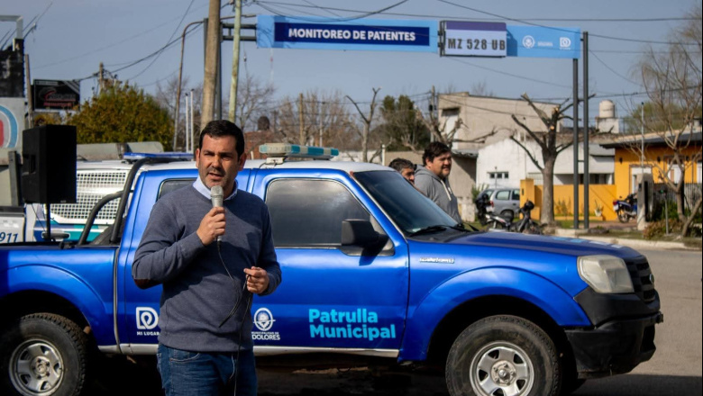 Dolores: García inauguró cabinas, presentó lectores de patentes y entregó móviles para la policía
