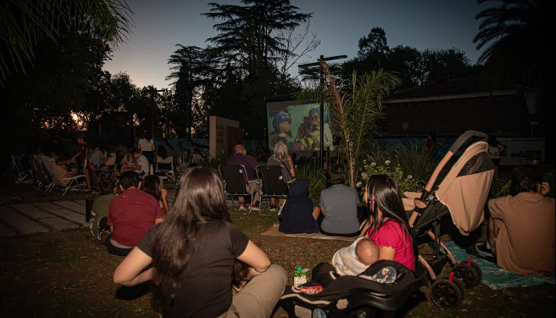 Una multitud disfrutó de otra jornada de cine de verano en Almirante Brown