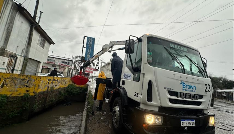 Almirante Brown profundiza los operativos de limpieza de arroyos y desagües frente a las intensas lluvias