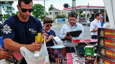 Control Urbano inspecciona los puestos de venta de pirotecnia