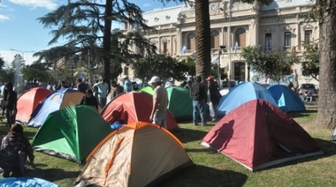 Desalojan la plaza donde la agrupación de Milagro Sala realiza el acampe