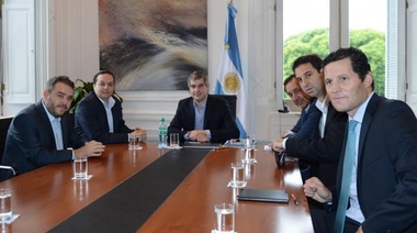 Marcos Peña con los nuevos titulares de la DAIA