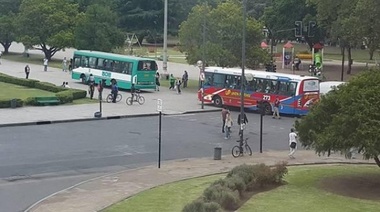 Insólito, por cortes de calle convirtieron a la Plaza Moreno en avénida