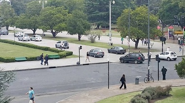 La Municipalidad de La Plata multará a los conductores que se subieron a Plaza Moreno
