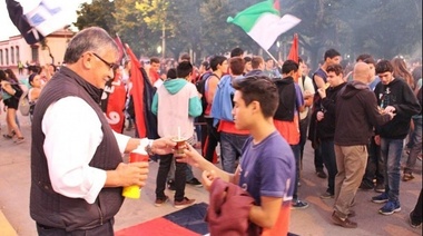 El Intendente de Bragado se sumó a los festejos de los estudiantes "en su último primer día"
