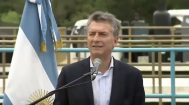 Una bandera nacional golpeó a Macri cuando hacía referencia al "trabajo de calidad"