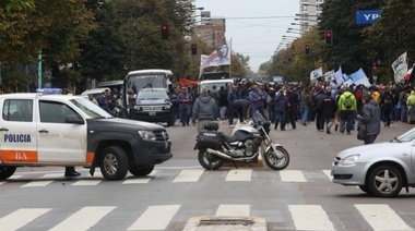 Balearon a un trabajador del Astillero Río Santiago mientras se movilizaban a Gobernación