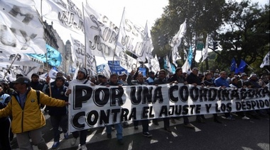 Las cincos centrales ya marchan en el acto contra el Gobierno