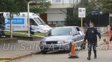 Una joven sacó la cabeza por la ventanilla de un auto y murió al ser embestida por un camión