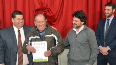 El Intendente de Berisso entregó 126 escrituras de propiedad a vecinos