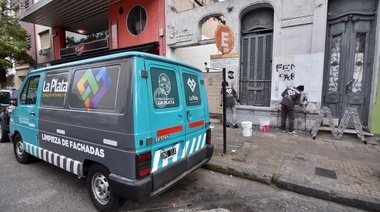 Cuadrilla municipal avanza con las tareas de limpieza de fachadas