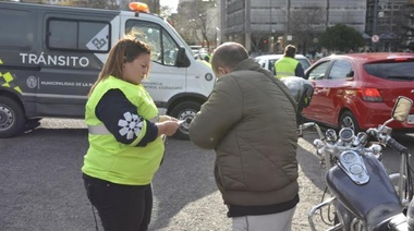 El Municipio realiza operativos de concientización sobre el uso del casco y el cinturón de seguridad