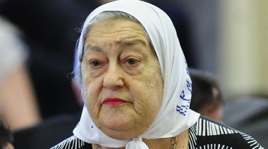 Bonafini criticó a Macri por "hacer desfilar a los asesinos de nuestros hijos"