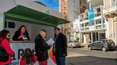 Instalaron una oficina móvil turística frente a la Casa Curutchet