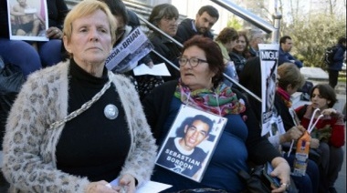 La madre de Miguel Bru se encadenó en la puerta de la fiscalía