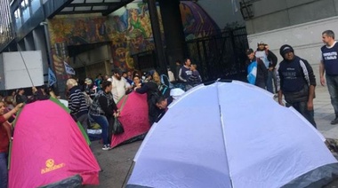 Barrios de Pie acampó en reclamo de empleo y ayuda social