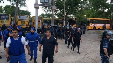 Violenta represión para desalojar a los choferes de las líneas Este y 520