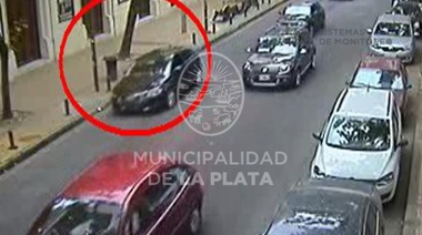 Vehículo de alta gama atropelló a dos agentes municipales y huyó