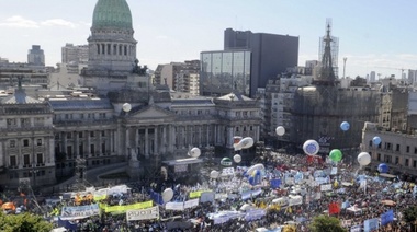 Multitudinaria movilización en reclamo de la Emergencia Social