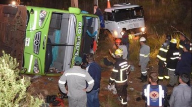 Tres personas murieron al volcar un micro con egresados en Brasil