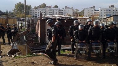 Promulgan la ley que suspende los desalojos en villas y asentamientos