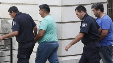 Los familiares del comisario muerto en su celda dicen que lo mató la policía