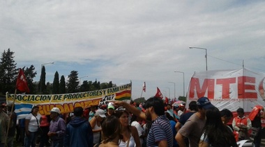 Productores rurales cortaron la ruta 2 para pedir ayuda tras el temporal