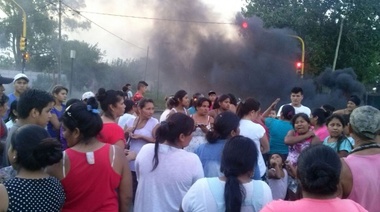 Continúan los piquetes en el Gran La Plata ante el quinto día sin luz, ni agua