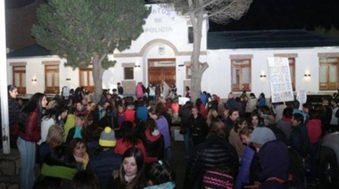 Luego de casi 9 horas de protesta, Alicia Kirchner pudo salir de la Gobernación